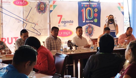En conocido restaurante, se presentó la playera oficial de la Carrera Coatepec Pueblo Mágico, que se realizará el próximo 7 de agosto, además informaron los por menores de este evento deportivo.