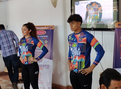 Esta playera está inspirada en el Coatepec turístico que muestra en su diseño a los principales atractivos de este pueblo mágico En presencia de autoridades municipales y deportivas se dio una explicación de la historia de cada una de las playeras utilizadas en cada edición.