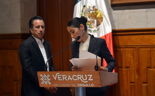 En un mensaje conjunto el gobernador Cuitláhuac García Jiménez, reconoció a la titular del órgano autónomo Verónica Hernández Giadáns el profesionalismo antes que cualquier alcance mediático, que haya decidido guiarse con la secrecía obligada con que deben realizarse los procesos de investigación y ministeriales, porque con ambas cualidades se obtuvieron como resultado los avances claves a fin de garantizar pronta y efectiva justicia.