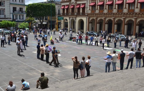 Familiares y  amigos de Viridiana Moreno se manifestaron en plaza Lerdo para exigir justicia y advertir que no aceptarán los resultados de ADN que dio a conocer la Fiscalía General del Estado de Veracruz.