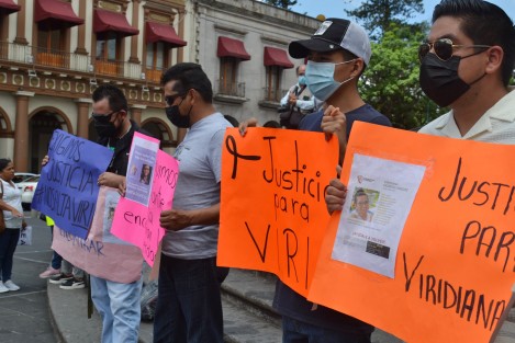 Familiares y  amigos de Viridiana Moreno se manifestaron en plaza Lerdo para exigir justicia y advertir que no aceptarán los resultados de ADN que dio a conocer la Fiscalía General del Estado de Veracruz.