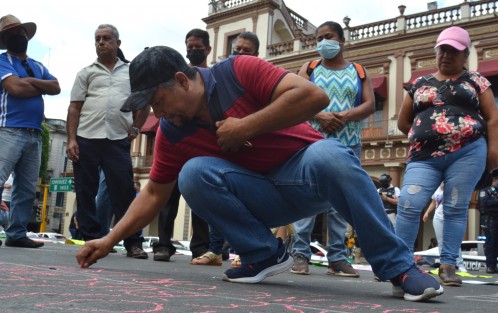Familiares y  amigos de Viridiana Moreno se manifestaron en plaza Lerdo para exigir justicia y advertir que no aceptarán los resultados de ADN que dio a conocer la Fiscalía General del Estado de Veracruz.
