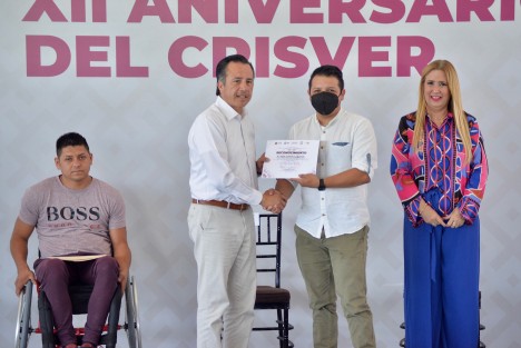Recibieron un reconocimiento por 12 años de servicio: Axel Cortés Lagunes y Ana Francisca Raleigh Arellano, y también los beneficiarios con el mismo tiempo de antigüedad. 
