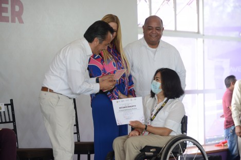Recibieron un reconocimiento por 12 años de servicio: Axel Cortés Lagunes y Ana Francisca Raleigh Arellano, y también los beneficiarios con el mismo tiempo de antigüedad. 