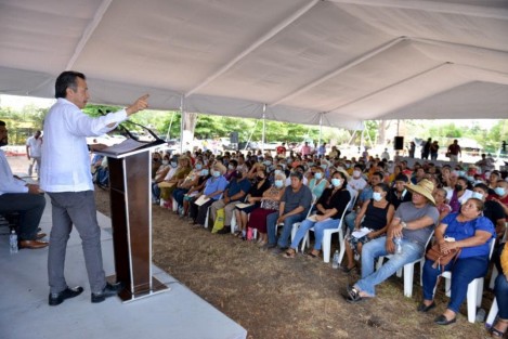 Este sábado  en la comunidad La Atalaya en Tierra Blanca, el Gobernador Cuitláhuac García Jiménez estuvo  con la Campaña Nacional de entrega de documentos agrarios del Registro Agrario Nacional, con la cual se brinda certeza jurídica a productores de zonas rurales.