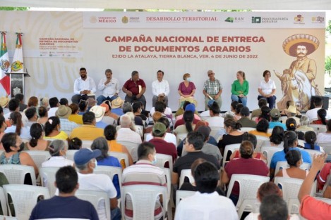 Este sábado  en la comunidad La Atalaya en Tierra Blanca, el Gobernador Cuitláhuac García Jiménez estuvo  con la Campaña Nacional de entrega de documentos agrarios del Registro Agrario Nacional, con la cual se brinda certeza jurídica a productores de zonas rurales.