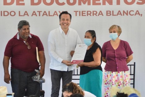 Este sábado  en la comunidad La Atalaya en Tierra Blanca, el Gobernador Cuitláhuac García Jiménez estuvo  con la Campaña Nacional de entrega de documentos agrarios del Registro Agrario Nacional, con la cual se brinda certeza jurídica a productores de zonas rurales.
