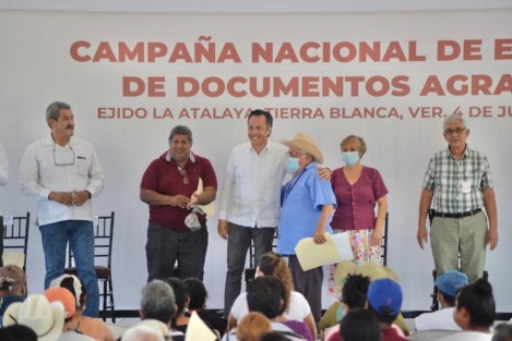 Este sábado  en la comunidad La Atalaya en Tierra Blanca, el Gobernador Cuitláhuac García Jiménez estuvo  con la Campaña Nacional de entrega de documentos agrarios del Registro Agrario Nacional, con la cual se brinda certeza jurídica a productores de zonas rurales.