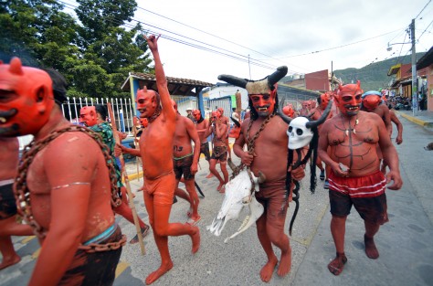 Luego de su suspensión durante la pandemia, regresó el Carnaval de Jalcomulco, ahora en junio. Miles de personas locales y de los municipios aledaños, vuelven a vivir con alegría esta fiesta.
