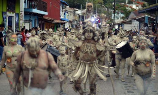 Luego de su suspensión durante la pandemia, regresó el Carnaval de Jalcomulco, ahora en junio. Miles de personas locales y de los municipios aledaños, vuelven a vivir con alegría esta fiesta.
