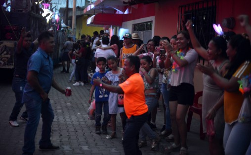 Luego de su suspensión durante la pandemia, regresó el Carnaval de Jalcomulco, ahora en junio. Miles de personas locales y de los municipios aledaños, vuelven a vivir con alegría esta fiesta.