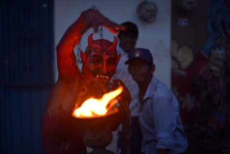 Luego de su suspensión durante la pandemia, regresó el Carnaval de Jalcomulco, ahora en junio. Miles de personas locales y de los municipios aledaños, vuelven a vivir con alegría esta fiesta.