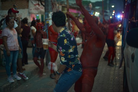 Luego de su suspensión durante la pandemia, regresó el Carnaval de Jalcomulco, ahora en junio. Miles de personas locales y de los municipios aledaños, vuelven a vivir con alegría esta fiesta.