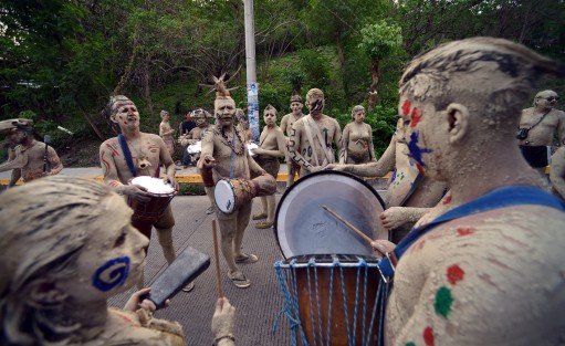 Luego de su suspensión durante la pandemia, regresó el Carnaval de Jalcomulco, ahora en junio. Miles de personas locales y de los municipios aledaños, vuelven a vivir con alegría esta fiesta.