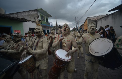 Luego de su suspensión durante la pandemia, regresó el Carnaval de Jalcomulco, ahora en junio. Miles de personas locales y de los municipios aledaños, vuelven a vivir con alegría esta fiesta.