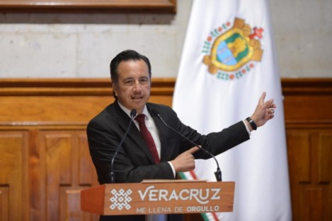 El Gobernador recordó que la adopción de políticas económicas de corte neoliberal impulsó un crecimiento acelerado de la minería en los últimos 20 años, a tal grado que cerca del 20 por ciento del territorio nacional fue concesionado a distintas empresas mexicanas y extranjeras, principalmente canadienses.