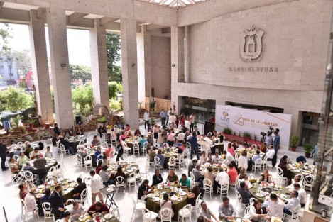 En la explanada del Palacio Legislativo, con motivo del Día de la Libertad de Expresión, que en México se celebra cada 7 de junio, en presencia del secretario general del Congreso del Estado, Domingo Bahena Corbalá, de diputadas y diputados, el representante popular reflexionó acerca del valor del trabajo de quienes cada día informan a la población.