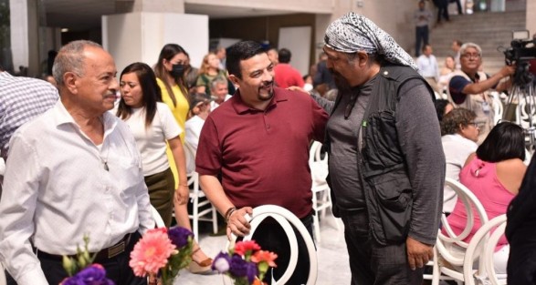 Durante el desayuno en el que convivió con algunos y algunas comunicadores de la entidad, el presidente de la Junta de Coordinación Política (Jucopo) de la LXVI Legislatura del Congreso del Estado de Veracruz, diputado Juan Javier Gómez Cazarín, saludó al Director de Agencia Multigráfica, Alberto Morales García. 