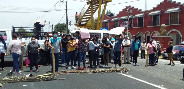 Un grupo de habitantes de la localidad Maravillas, municipio de Emiliano Zapata, se manifestaron y bloquearon la carretera Xalapa-Veracruz frente al Ayuntamiento, para exigir obras de infraestructura urbana como drenaje y alcantarillado.
