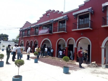 Un grupo de habitantes de la localidad Maravillas, municipio de Emiliano Zapata, se manifestaron y bloquearon la carretera Xalapa-Veracruz frente al Ayuntamiento, para exigir obras de infraestructura urbana como drenaje y alcantarillado.