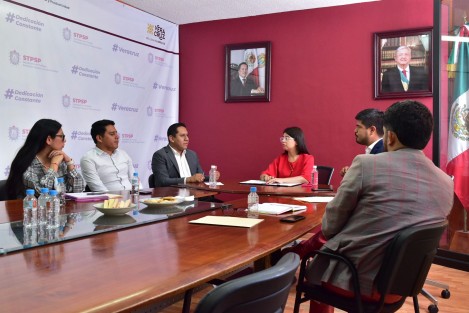 Este lunes, en las instalaciones centrales de la STPSP, el Secretario Ejecutivo de la CEAPP, Israel Hernández Sosa se reunió con la secretaria del Trabajo, Dorheny Cayetano y el Coordinador General de Comunicación Social del Gobierno del Estado, Iván Joseph Luna Landa, para acordar las acciones en favor de los derechos laborales de las personas comunicadoras de la entidad.
