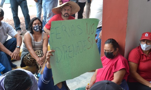 Habitantes de la colonia Las Maravillas, en Emiliano Zapata, encabezados por Orfilio García de Progresa México, volvieron a manifestarse en el Palacio Municipal, en Dos Ríos, el cual fue cerrado por policías. Demandan continuación de obras iniciadas en administración anterior.

