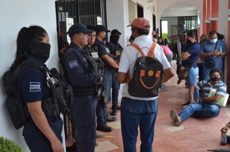 Habitantes de la colonia Las Maravillas, en Emiliano Zapata, encabezados por Orfilio García de Progresa México, volvieron a manifestarse en el Palacio Municipal, en Dos Ríos, el cual fue cerrado por policías. Demandan continuación de obras iniciadas en administración anterior.

