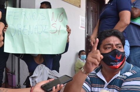Habitantes de la colonia Las Maravillas, en Emiliano Zapata, encabezados por Orfilio García de Progresa México, volvieron a manifestarse en el Palacio Municipal, en Dos Ríos, el cual fue cerrado por policías. Demandan continuación de obras iniciadas en administración anterior.

