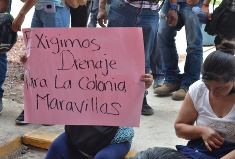 Habitantes de la colonia Las Maravillas, en Emiliano Zapata, encabezados por Orfilio García de Progresa México, volvieron a manifestarse en el Palacio Municipal, en Dos Ríos, el cual fue cerrado por policías. Demandan continuación de obras iniciadas en administración anterior.

