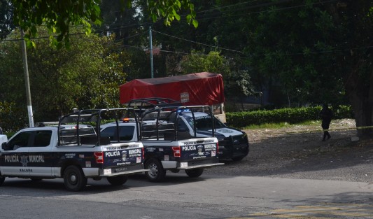 Hasta ese punto se movilizaron elementos del agrupamiento motorizado de la Policía Estatal y Municipal, quienes a su arribo confirmaron la muerte de un hombre de aspecto indigente. 