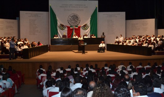  No hay desarrollo poblacional sin cuidado del medio ambiente, y ninguna de ambas acciones tiene significado si no son convalidadas por el beneficio del pueblo, sentenció el gobernador Cuitláhuac García Jiménez en el acto de entrega de la Medalla y Diploma al Mérito por la Defensa y Mejora del Medio Ambiente al biólogo Manuel Guevara Huerta.