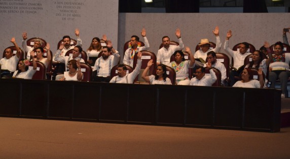 Con la presencia del mandatario estatal Cuitláhuac García, la secretaria de Energía Rocío Nahle y la presidenta del Poder Judicial, Inés Romero, el Congreso del Estado sesionó en este municipio para entregar la Medalla al Mérito por la Defensa y Mejora del Medio Ambiente al doctor Manuel Guevara Huerta.