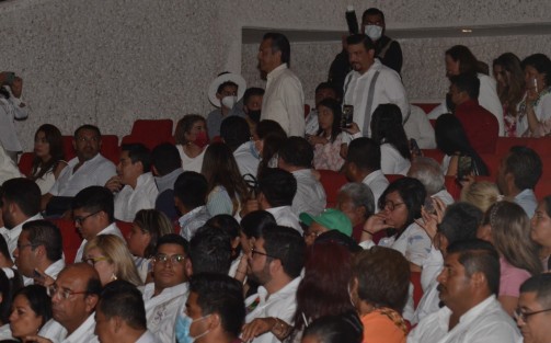 Con la presencia del mandatario estatal Cuitláhuac García, la secretaria de Energía Rocío Nahle y la presidenta del Poder Judicial, Inés Romero, el Congreso del Estado sesionó en este municipio para entregar la Medalla al Mérito por la Defensa y Mejora del Medio Ambiente al doctor Manuel Guevara Huerta.