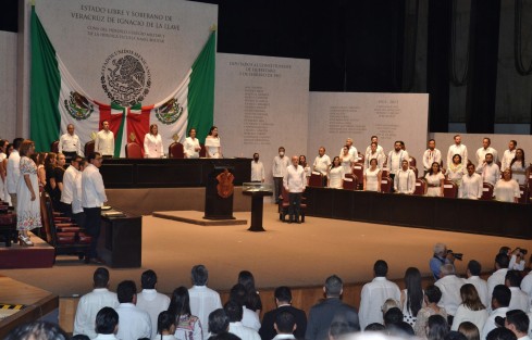 Con la presencia del mandatario estatal Cuitláhuac García, la secretaria de Energía Rocío Nahle y la presidenta del Poder Judicial, Inés Romero, el Congreso del Estado sesionó en este municipio para entregar la Medalla al Mérito por la Defensa y Mejora del Medio Ambiente al doctor Manuel Guevara Huerta.