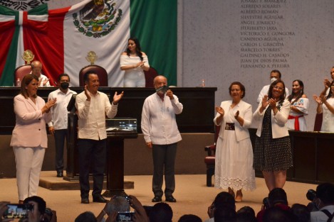 Con la presencia del mandatario estatal Cuitláhuac García, la secretaria de Energía Rocío Nahle y la presidenta del Poder Judicial, Inés Romero, el Congreso del Estado sesionó en este municipio para entregar la Medalla al Mérito por la Defensa y Mejora del Medio Ambiente al doctor Manuel Guevara Huerta.