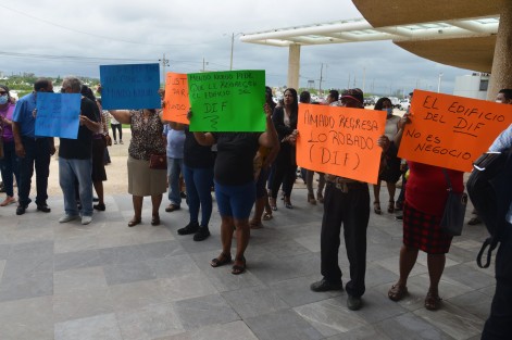 Con la presencia del mandatario estatal Cuitláhuac García, la secretaria de Energía Rocío Nahle y la presidenta del Poder Judicial, Inés Romero, el Congreso del Estado sesionó en este municipio para entregar la Medalla al Mérito por la Defensa y Mejora del Medio Ambiente al doctor Manuel Guevara Huerta.