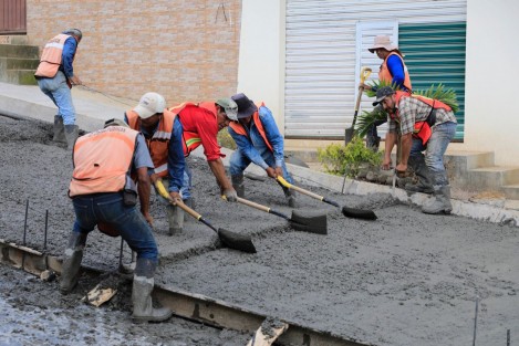 Con recursos Fiscales y de los fondos federales Fortamun-DF y FISM-DF, el Ayuntamiento ejecuta obras de pavimentación hidráulica en 19 mil 805 metros cuadrados de superficie ubicadas en zonas donde la ciudadanía tiene mayor necesidad, afirmó el presidente municipal Ricardo Ahued Bardahuil.