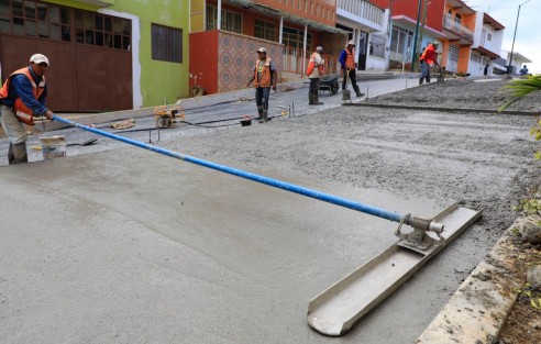 Con recursos Fiscales y de los fondos federales Fortamun-DF y FISM-DF, el Ayuntamiento ejecuta obras de pavimentación hidráulica en 19 mil 805 metros cuadrados de superficie ubicadas en zonas donde la ciudadanía tiene mayor necesidad, afirmó el presidente municipal Ricardo Ahued Bardahuil.