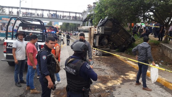 Un aparatoso accidente entre una camioneta particular y un camión de volteo ocurrió la tarde de este jueves 9 de junio casi a la altura de la SEV, en la ciudad de Xalapa. Según testigos, la camioneta se impactó contra la pesada unidad, lo que provocó ambos se voltearan y cayeran a pocos metros de la parada de autobuses.