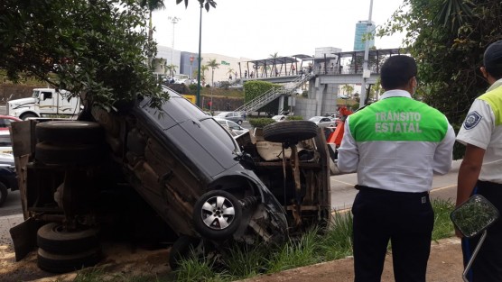 Ambos conductores resultaron con heridas, aunque no se reportaron de gravedad. Al lugar arribaron los elementos de seguridad, ambulancias y bomberos para atender la emergencia en este sitio.