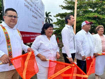 La Diputada presidenta de la Comisión Permanente Corredor Interoceánico, Zonas Libres y Desarrollo Económico en el Congreso local celebró el inicio de estos trabajos a cargo de la Secretaría de Infraestructura y Obra Pública (SIOP), que comprende concretamente del entronque de Nanchital a la Caseta de Cobro, con una inversión de 28 millones de pesos. 