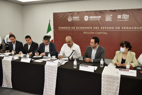 Ante más de 30 autoridades municipales, el Alcalde dijo que el fortalecimiento de los ingresos en los ayuntamientos es muy importante para responder a la población, ya que son la primera instancia de contacto con personas que buscan vivir en un lugar con seguridad, buenas vialidades y con servicios de calidad.