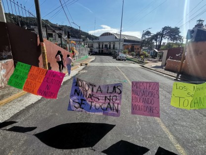 Padres de familia de Jilotepec, Ver., bloquearon nuevamente la carretera Banderilla-Naolinco; exigen que se proceda contra docente señalado de acosar a alumnas. Ya habría sido detenido, pero lo dejaron en libertad y fue lo que causó molestia entre los quejosos.

