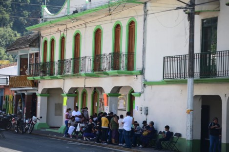 Padres de familia de Jilotepec, Ver., bloquearon nuevamente la carretera Banderilla-Naolinco; exigen que se proceda contra docente señalado de acosar a alumnas. Ya habría sido detenido, pero lo dejaron en libertad y fue lo que causó molestia entre los quejosos.


