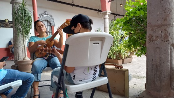Las mañanas de los sábados en Centro Recreativo Xalapeño toma vida con los talleres de jarana (en sus variantes), zapateado y telar de cintura, además de poderse disfrutar de exposiciones o visitar la librería.