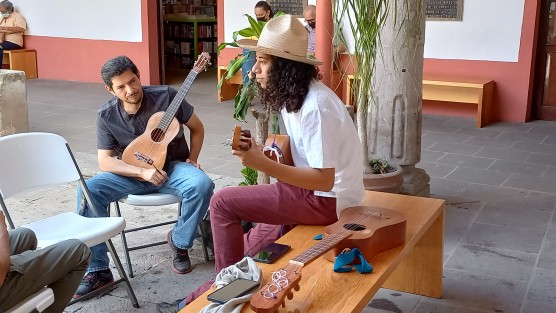 Las mañanas de los sábados en Centro Recreativo Xalapeño toma vida con los talleres de jarana (en sus variantes), zapateado y telar de cintura, además de poderse disfrutar de exposiciones o visitar la librería.