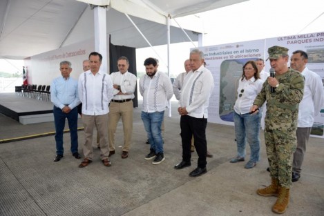 Reiteró lo que previamente había anunciado en el puerto de Salina Cruz, Oaxaca, la inversión privada de 60 mil millones de pesos para la instalación de una planta coquizadora que será surtida a través de un gasoducto desde Coatzacoalcos.