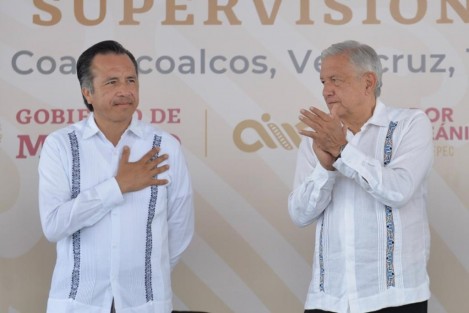 Reiteró lo que previamente había anunciado en el puerto de Salina Cruz, Oaxaca, la inversión privada de 60 mil millones de pesos para la instalación de una planta coquizadora que será surtida a través de un gasoducto desde Coatzacoalcos.