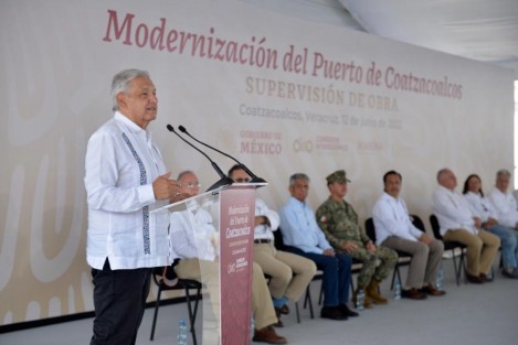 En su intervención, el Presidente compartió que este 2022 se concluirá el ferrocarril de carga y pasajeros de Salina Cruz a Coatzacoalcos y aseguró que hay presupuesto para modernizar el tramo Coatzacoalcos-Palenque, Chiapas, el cual conectará con el Tren Maya. Además, anunció la planta de licuefacción para la ciudad, con una inversión de 60 mil millones de pesos.