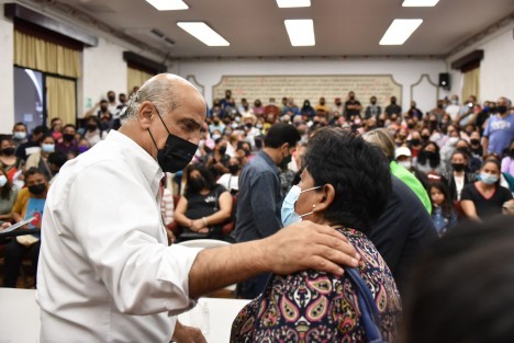 Alcalde tengo que responder por todos los asuntos de cualquier Dirección, permítanme ser su gestor, atenderlos de frente y sin engaños, aseguró el presidente municipal Ricardo Ahued Bardahuil en audiencia ciudadana con habitantes de distintas colonias de la ciudad.

